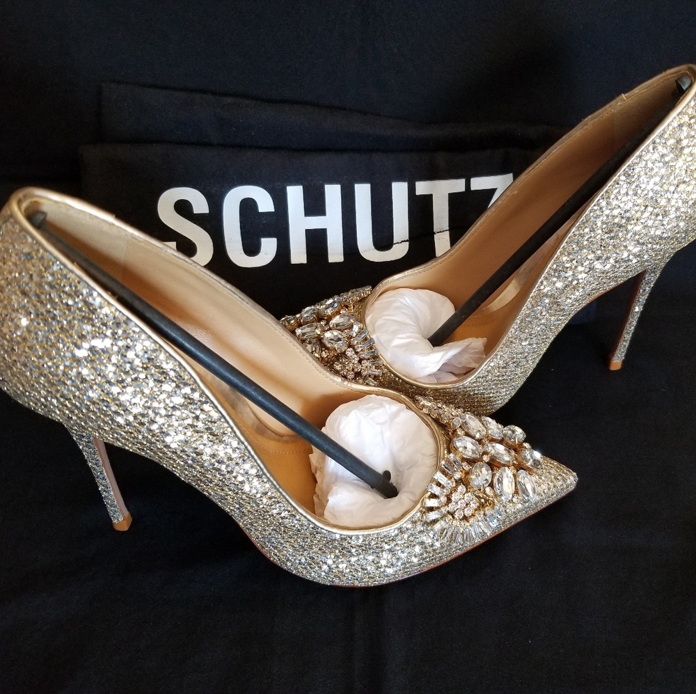 Brand new Schutz gold embellished pumps